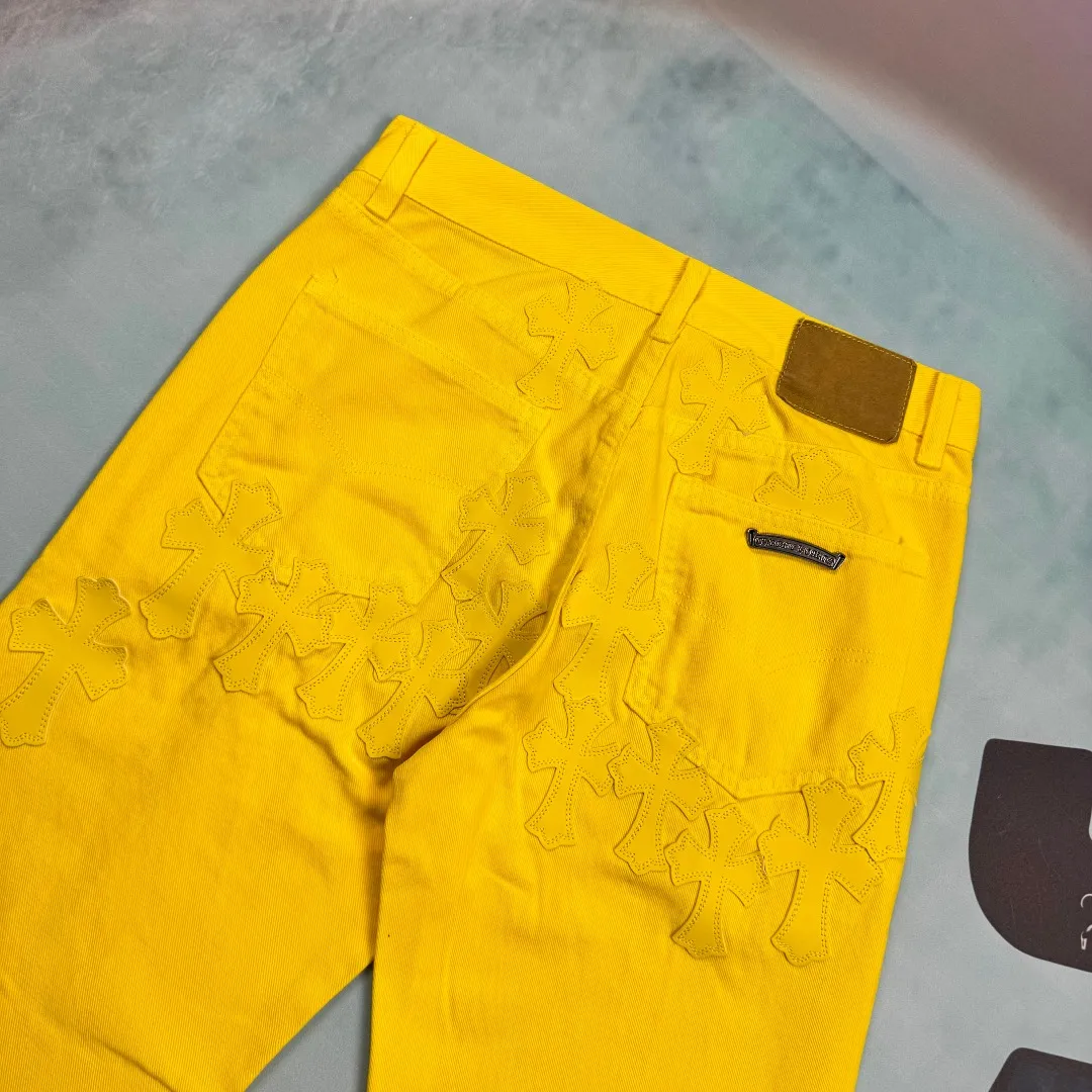 🅿️320 🔘Style number-KL115 🔘Cro Heart𝐂𝐡𝐫𝐨𝐦𝐞 𝐇𝐞𝐚𝐫𝐭💥Breaking hot style💥New York limited edition large leather label dopamine yellow jeans* [Same style as Fan Cheng] Charming dopamine personality jeans A must-have for fashionistas. The same style as the stars. A model touted by many bloggers. This new style of pants is perfect both in shape and upper body. It is no exaggeration to say that making a pair of jeans is equivalent to the time of making 20 short-sleeved pants. The fabric is made of high-quality imported denim. It has a unique high-end texture. I am very satisfied with it after washing and proofing several times.  Size: S M L XL (28.30.32.34) Color: Yellow